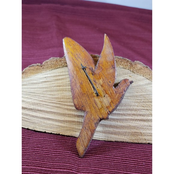 Vintage Unsigned Hand Carved, Hand Painted Wood Bird In Flight Pin/Brooch - Picture 2 of 10